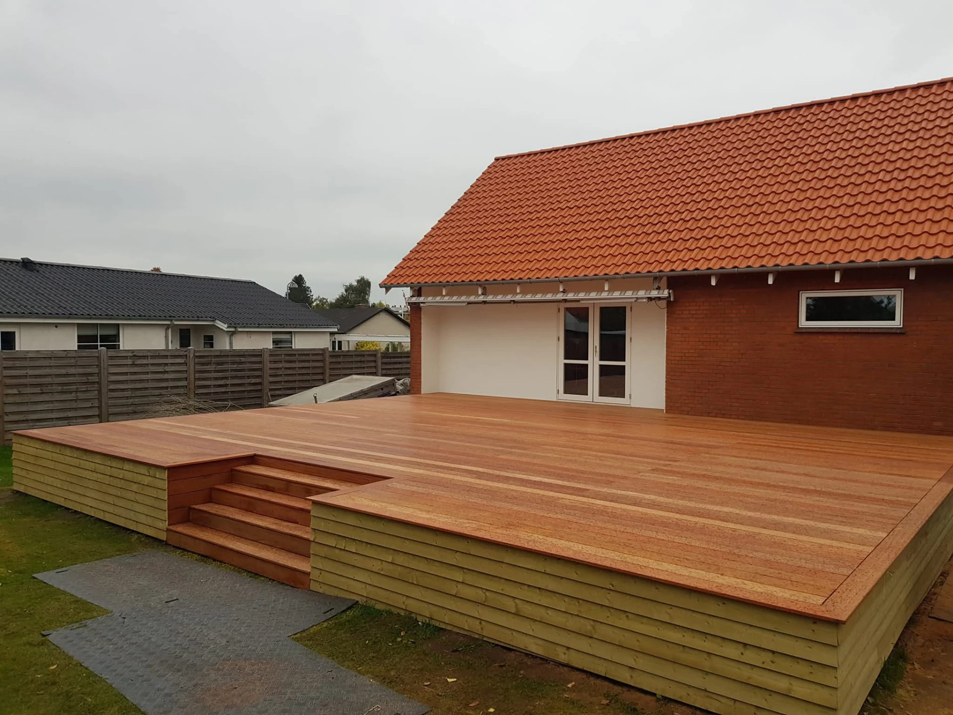 Nybygget hardwood-terrasse med trappe ved parcelhus i Stenløse